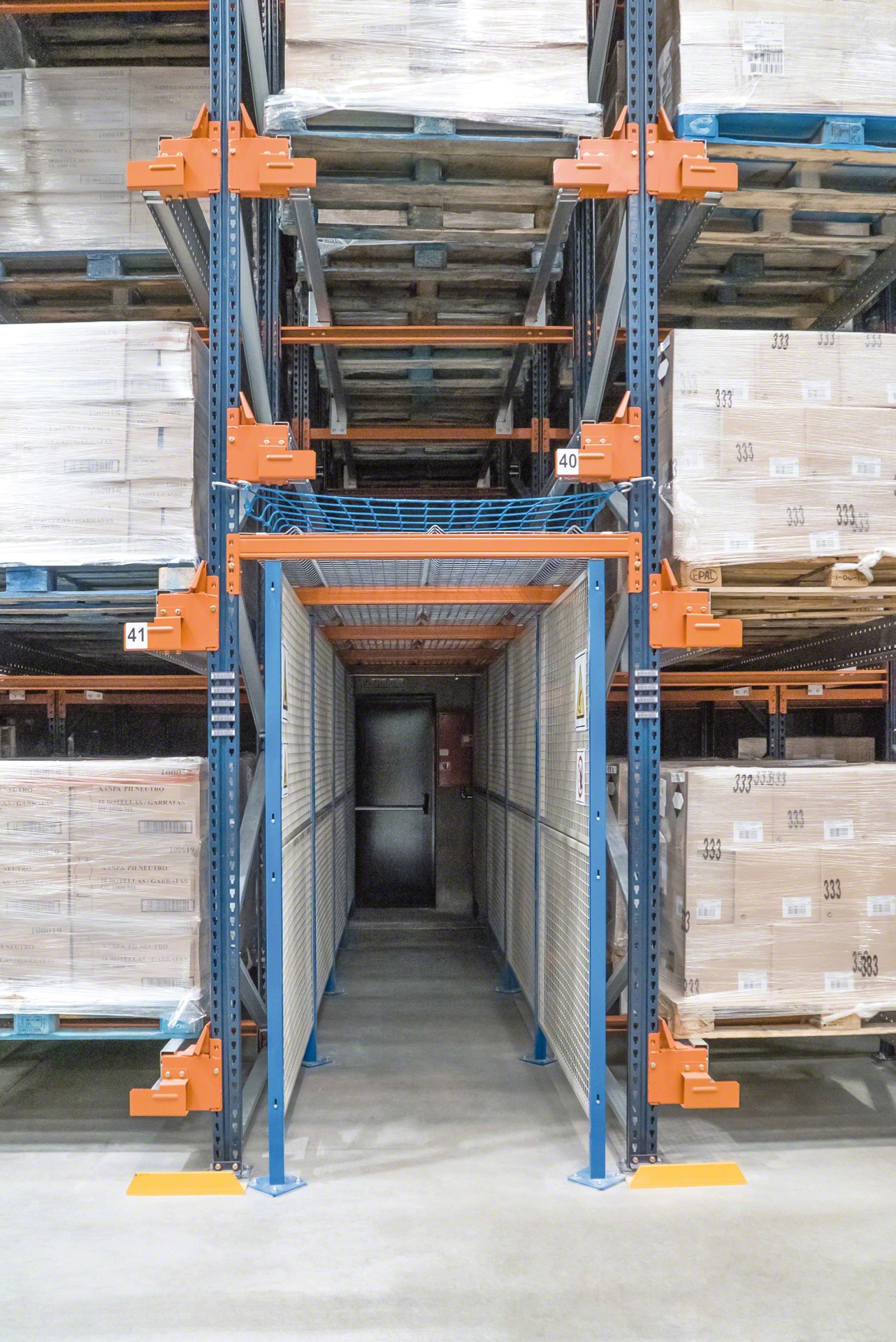 在緊湊的架子上，只要有一個帶防護功能的安全網，就可以引入人行橫道