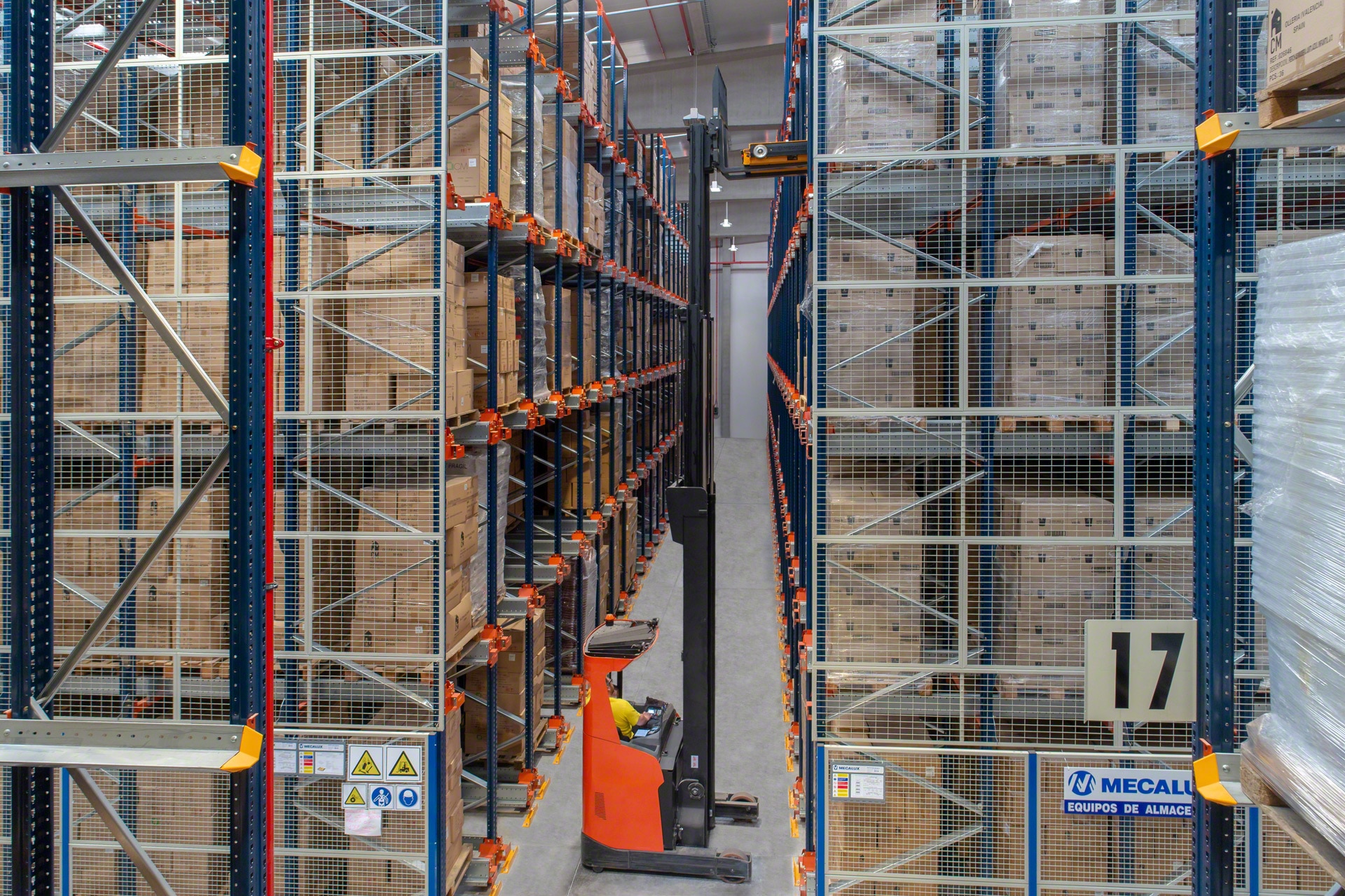 對於將緊湊型架子和托盤梭組合在一起的存儲系統，建議使用安全網。