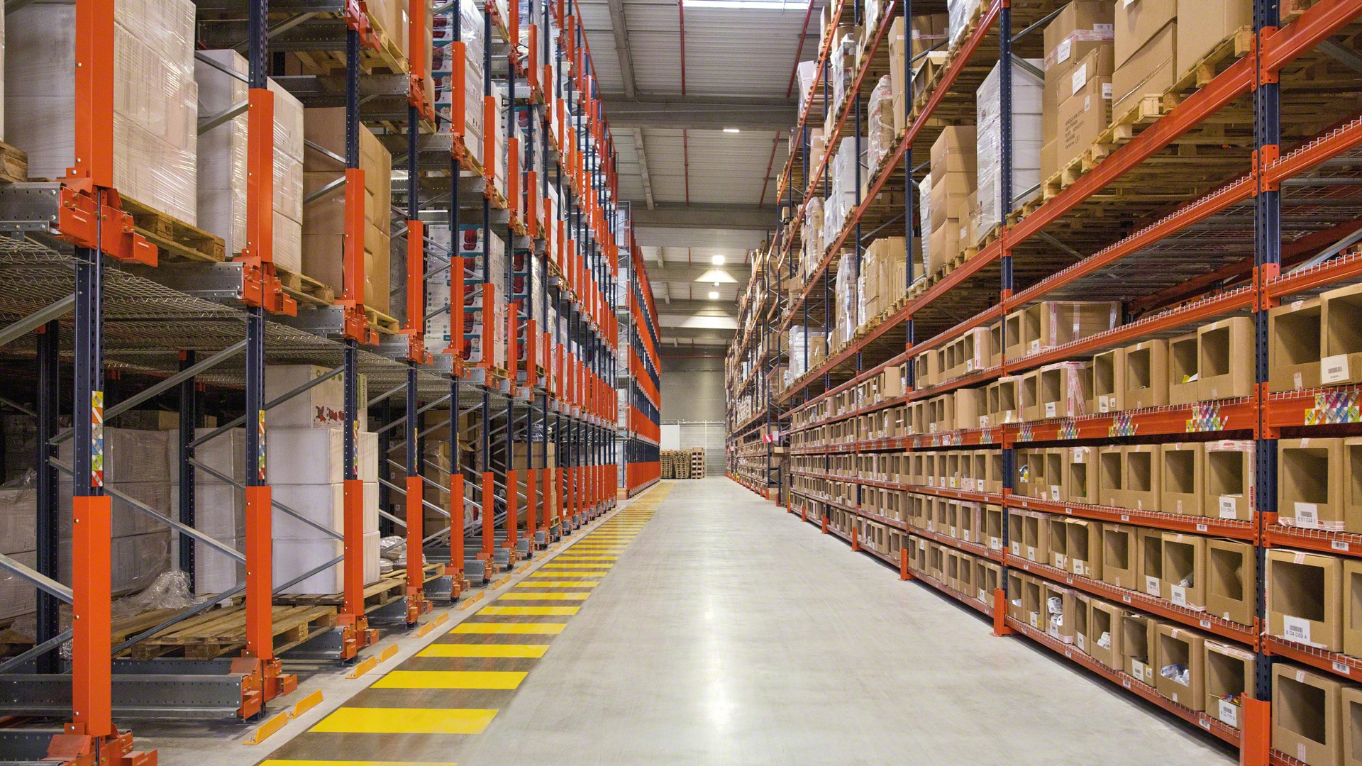 將緊湊型，半自動手推車與揀選架相結合以加快訂單準備是一種常見的解決方案