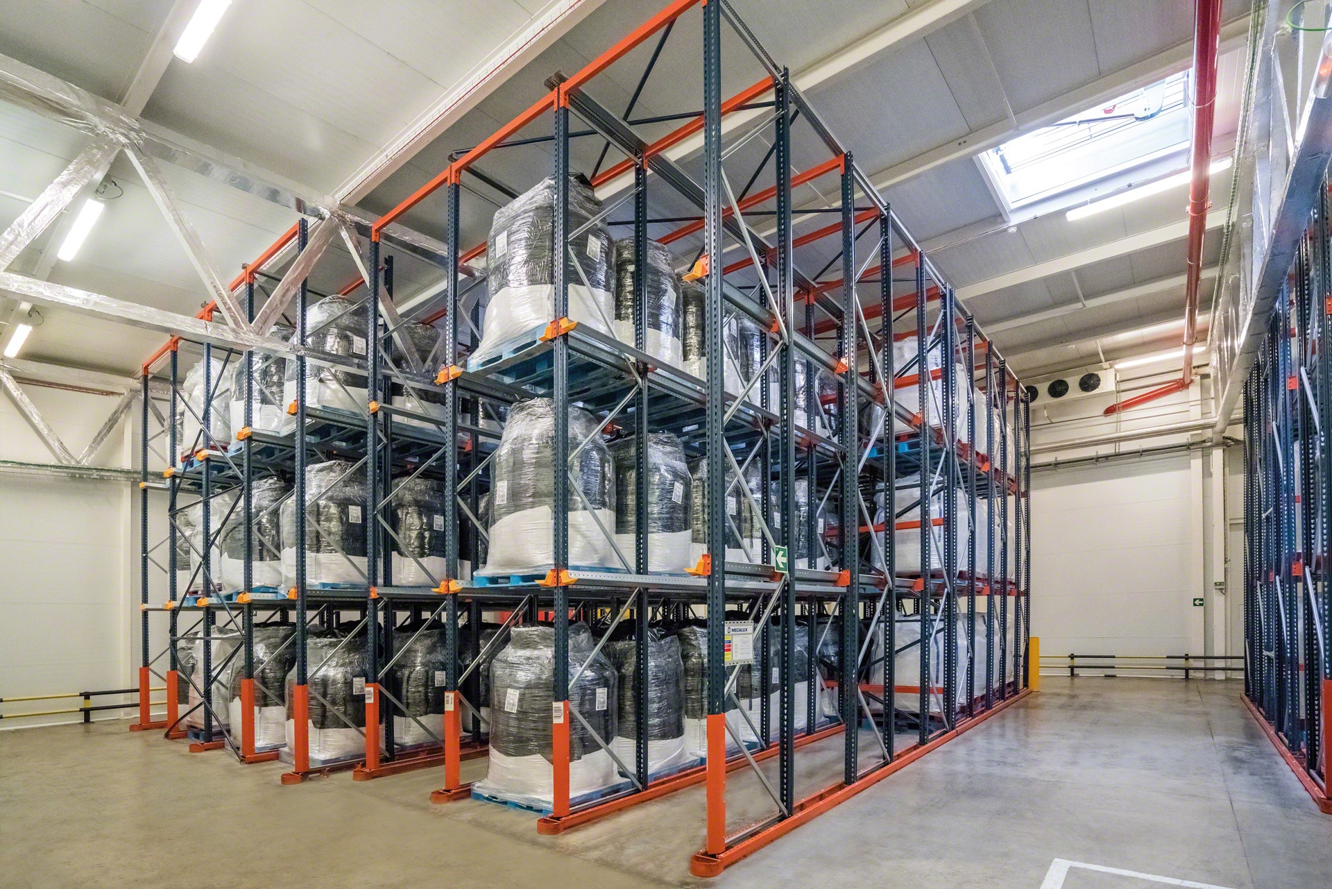 緊湊的架子可以是：駛入式或駛入式，取決於您是否有通道或兩個通道