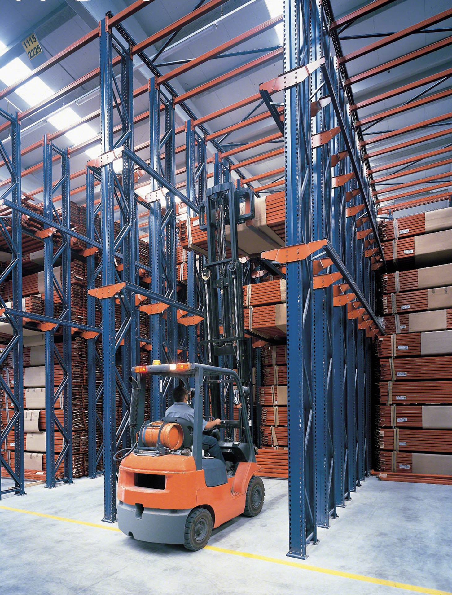 緊湊型系統中的C標誌用於存儲長商品