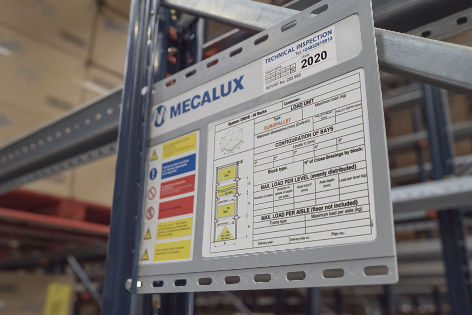 在緊湊型倉庫的入口處必須有一個標記，指示安裝的技術數據