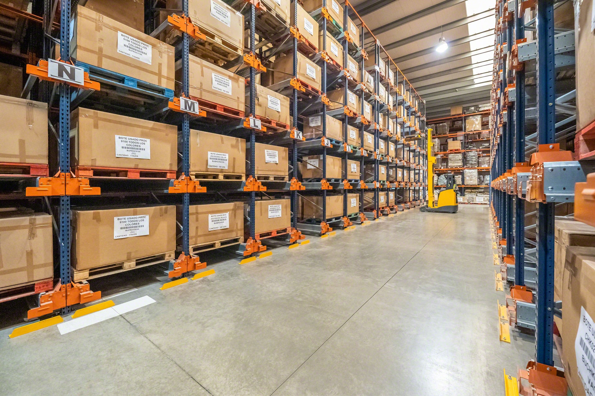 得益於其設計，托盤梭可以移動不規則的裝載托盤