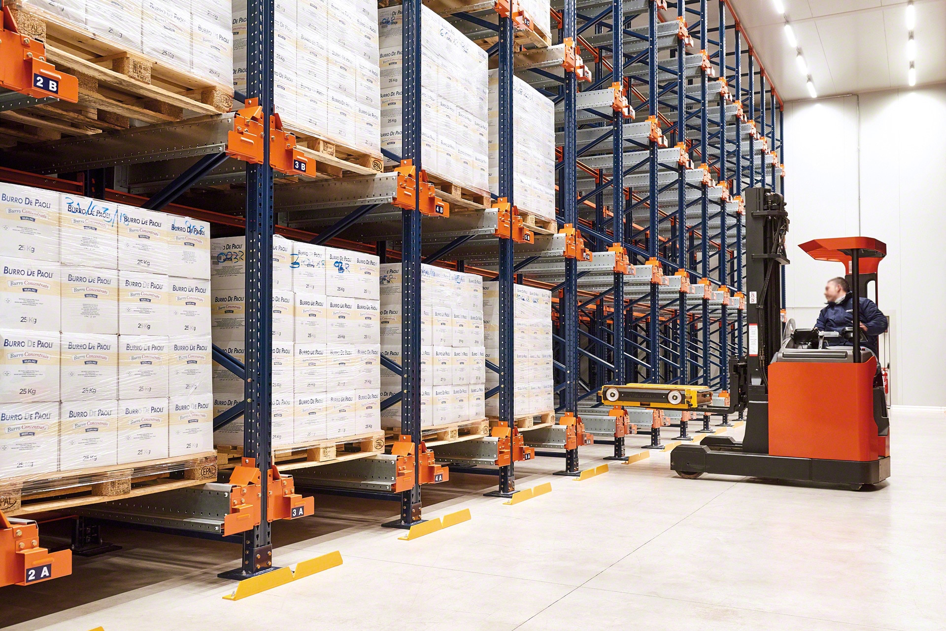 儲物道設有安全擋塊，以免損壞汽車或商品